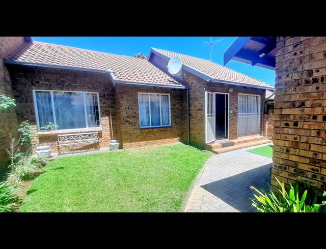 3 BEDROOM TOWNHOUSE FOR SALE IN NORKEM PARK
